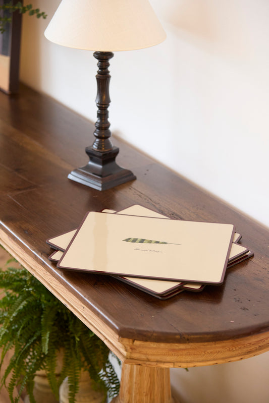 BAJOPLATO PLUMA OCRE CON RAYAS