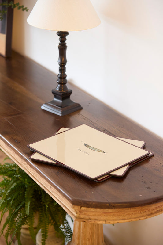 BAJOPLATO PLUMA OCRE