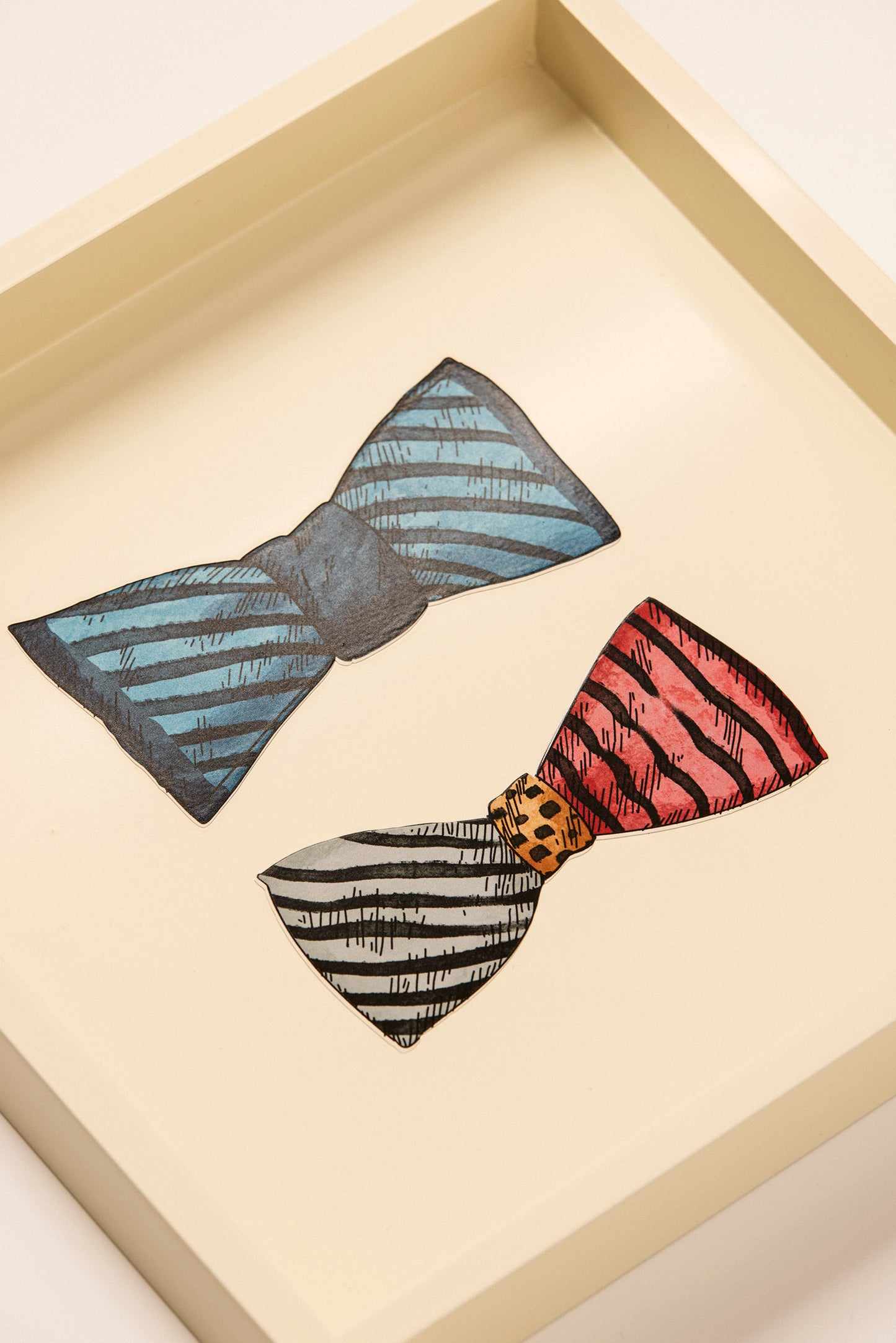 EMPTY TRAY WITH TWO BOW TIES